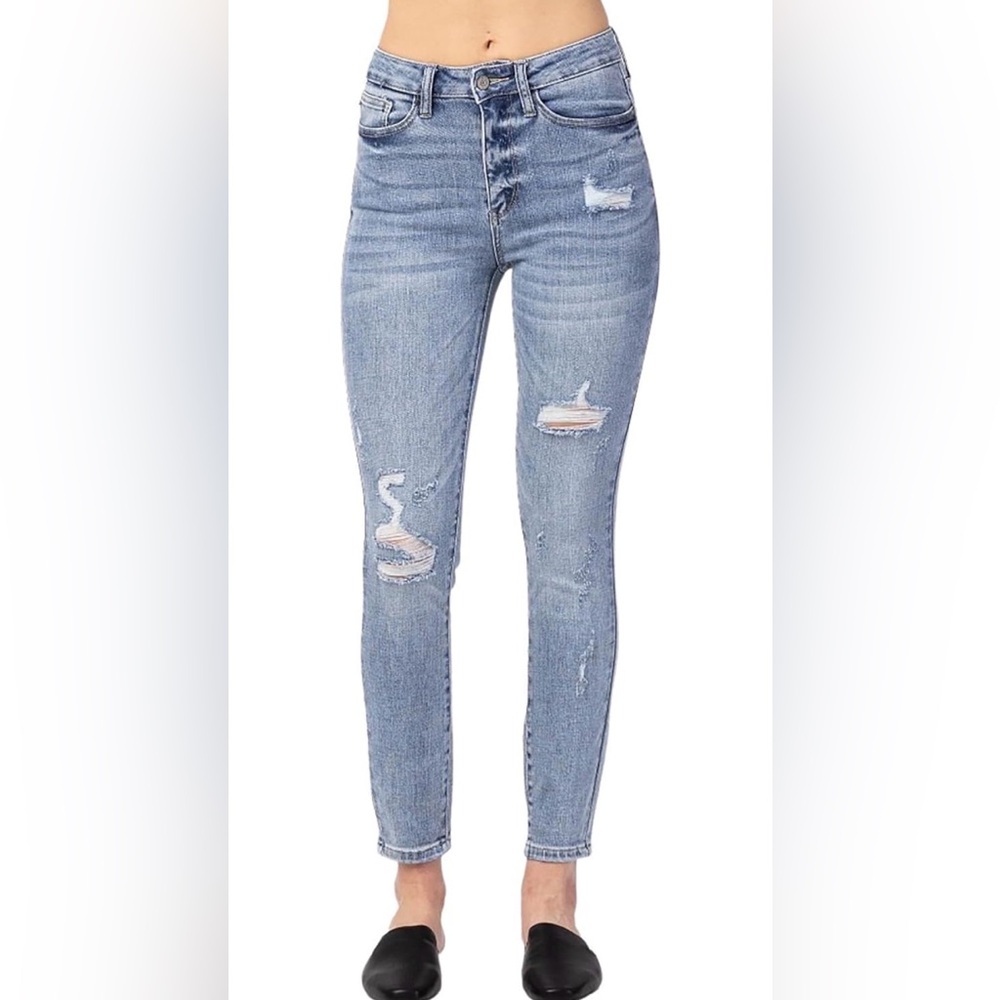 Judy Blue • Distressed Skinny Fit Jeans